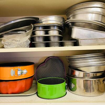 LOT 180  GROUP LOT OF METAL BAKEWARE CAKE PANS PIE PANS BAKING PANS