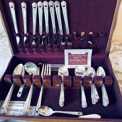 LOT 182  VINTAGE "ETERNALLY YOURS" ROGERS BROS SILVER PLATE FLATWARE WOOD CHEST 