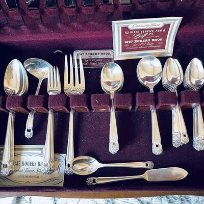LOT 182  VINTAGE "ETERNALLY YOURS" ROGERS BROS SILVER PLATE FLATWARE WOOD CHEST 