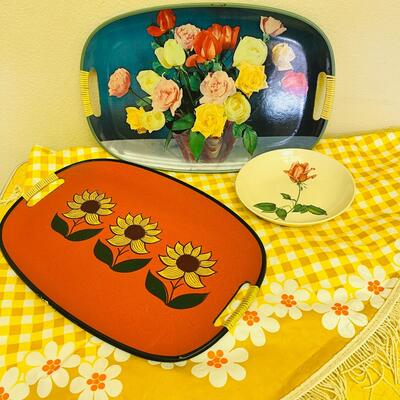 LOT 188  VINTAGE FLOWER POWER GROUP TRAYS VINYL TABLECLOTH