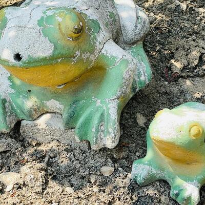 LOT 191  VINTAGE YARD ART CEMENT FROGS LARGE & SMALL