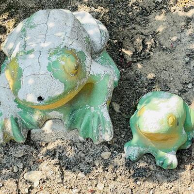 LOT 191  VINTAGE YARD ART CEMENT FROGS LARGE & SMALL