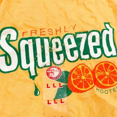 â€œFRESHLY SQUEEZEDâ€ TOPEKA KS HOOTERS TANK - WOMENâ€™S SIZE L
