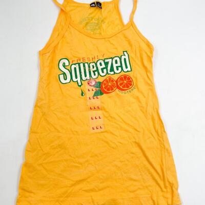 â€œFRESHLY SQUEEZEDâ€ TOPEKA KS HOOTERS TANK - WOMENâ€™S SIZE L