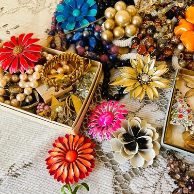LOT 203  GROUP OF VINTAGE COSTUME JEWELRY