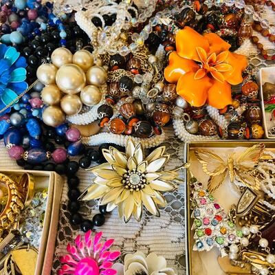 LOT 203  GROUP OF VINTAGE COSTUME JEWELRY