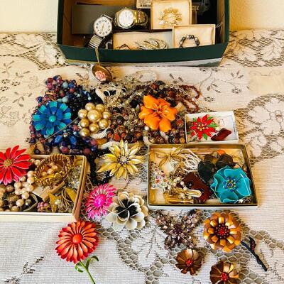 LOT 203  GROUP OF VINTAGE COSTUME JEWELRY