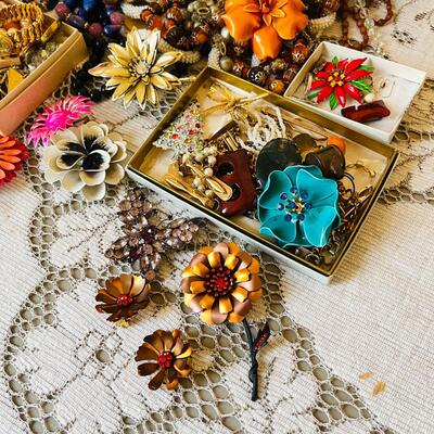 LOT 203  GROUP OF VINTAGE COSTUME JEWELRY