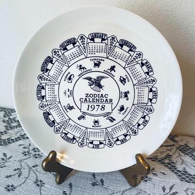 LOT 204  VINTAGE 1978 ZODIAC COLLECTORS CALENDAR PLATE WHAT'S YOUR SIGN BABY?