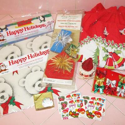 Lot 207 MS Lot Christmas Apron Exxon Wrapping Paper Package Decorations Holt Howard Santa
