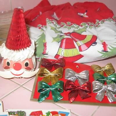 Lot 207 MS Lot Christmas Apron Exxon Wrapping Paper Package Decorations Holt Howard Santa