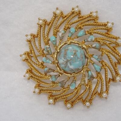 Gold Tone Sarah Coventry Round Floral Brooch
