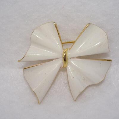 Sweet White Enamel Gold Tone Bow Brooch 