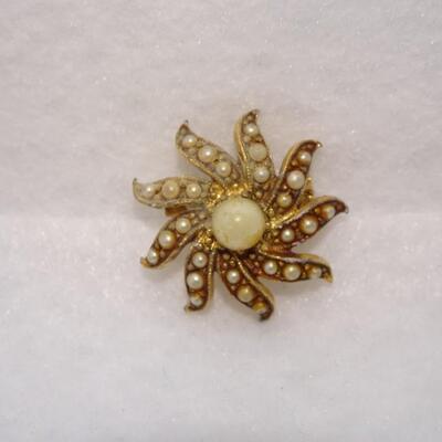 Pearl Flower Pin 