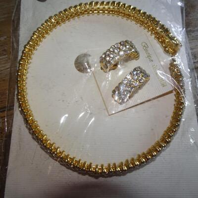 Gold Tone NWT Rhinestone Choker & Matching Earrings 