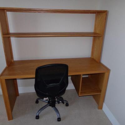 LOT 86 WOODEN DESK WITH HUTCH & ADJUSTABLE OFFICE CHAIR 