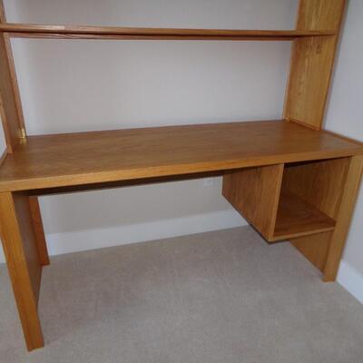LOT 86 WOODEN DESK WITH HUTCH & ADJUSTABLE OFFICE CHAIR 