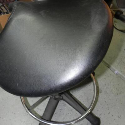 LOT 67 ADJUSTABLE STOOL