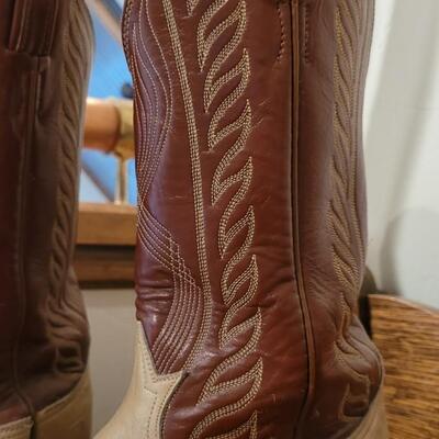 Lot 248: Vintage TONY LAMA Style 0046 Size 7D Cowboy Boots