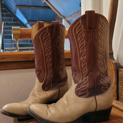 Lot 248: Vintage TONY LAMA Style 0046 Size 7D Cowboy Boots