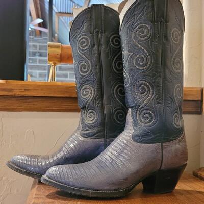 Lot 249: Vintage JUSTIN Style 4622 Size 7B Cowboy Boots