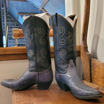 Lot 249: Vintage JUSTIN Style 4622 Size 7B Cowboy Boots