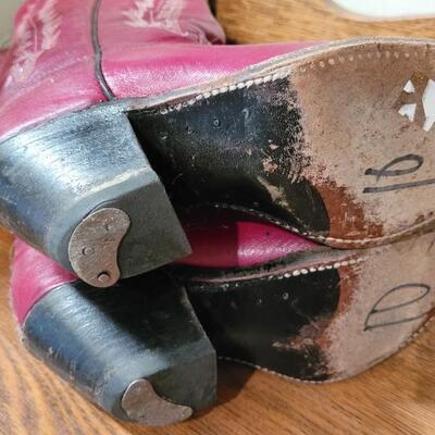 Lot 250: Vintage ABILENE Size 6M Cowboy Boots 