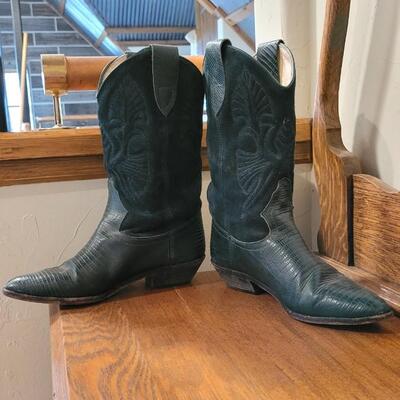 Lot 251: Vintage Cowboy Boots Unsized (See Ruler Measurement)