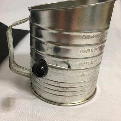 VTG Flour Sifter Bromwell's 5 Cup metal tin with Wood handle farmhouse primitive