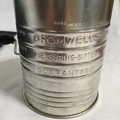 VTG Flour Sifter Bromwell's 5 Cup metal tin with Wood handle farmhouse primitive