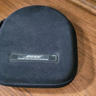 Lot 264: BOSE Noise Cancelling QUIET COMFORT 2 Headphones w/ Case
