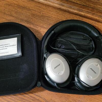 Lot 264: BOSE Noise Cancelling QUIET COMFORT 2 Headphones w/ Case