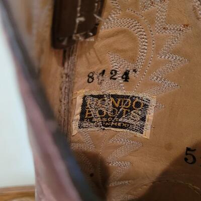 Lot 268: Vintage HONDO Cowboy Boots Size 5.5B 