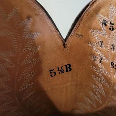 Lot 268: Vintage HONDO Cowboy Boots Size 5.5B 