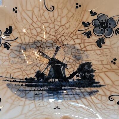 Lot 315: Handpainted Blue Delft Leaf Dish