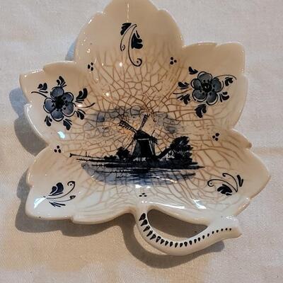 Lot 315: Handpainted Blue Delft Leaf Dish