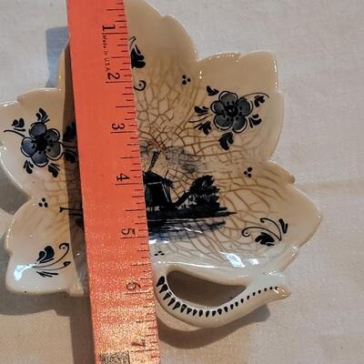 Lot 315: Handpainted Blue Delft Leaf Dish