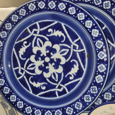 Lot 319: Mixed Large Blue & White Dish Lot