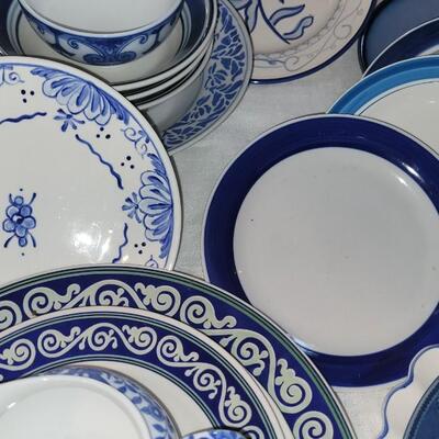 Lot 319: Mixed Large Blue & White Dish Lot