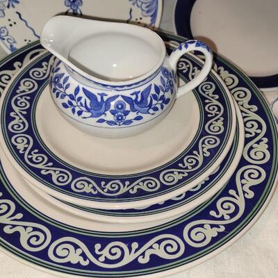 Lot 319: Mixed Large Blue & White Dish Lot