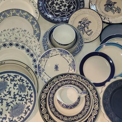 Lot 319: Mixed Large Blue & White Dish Lot