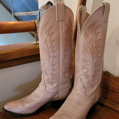 Lot 343: Vintage JUSTIN Size 6B Cowboy Boots