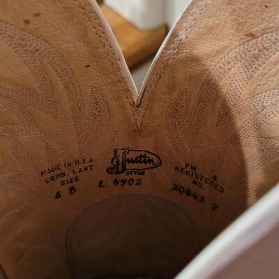 Lot 343: Vintage JUSTIN Size 6B Cowboy Boots