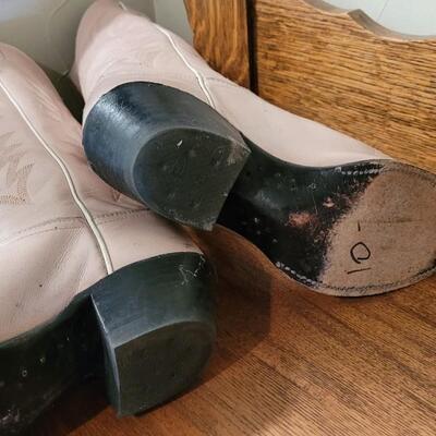 Lot 343: Vintage JUSTIN Size 6B Cowboy Boots