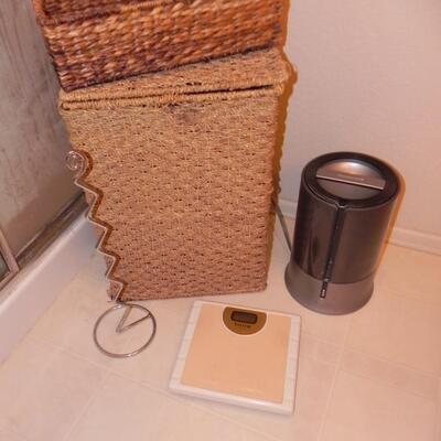 LOT 96 BATHROOM ACCESSORIES 