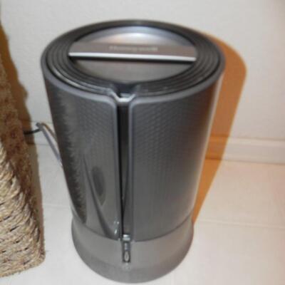 LOT 96 BATHROOM ACCESSORIES 