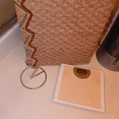 LOT 96 BATHROOM ACCESSORIES 