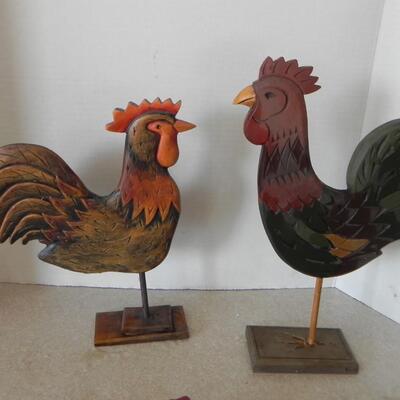 LOT 97 WOODEN ROOSTERS AND HENS