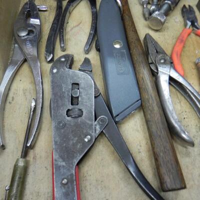 LOT 104 HAND TOOLS