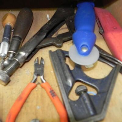 LOT 104 HAND TOOLS